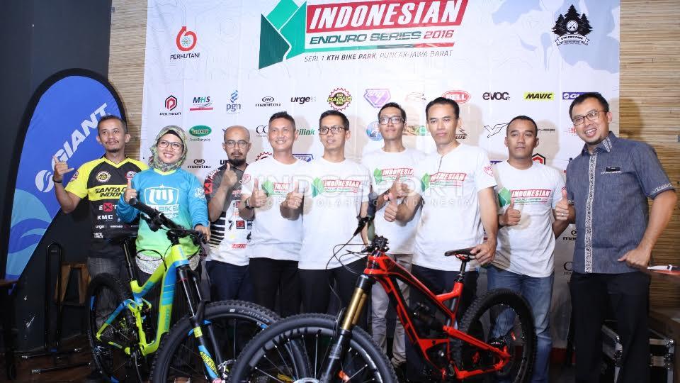 Seluruh pengisi acara jumpa pers Indonesia Enduro Series 2016 berfoto bersama di Jakarta, Selasa (24/05/16).